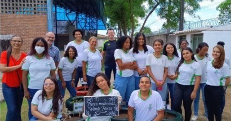 Estudantes, docentes e dirigentes do Campus Benedito Bentes durante a implantação do canteiro de plantas medicinais