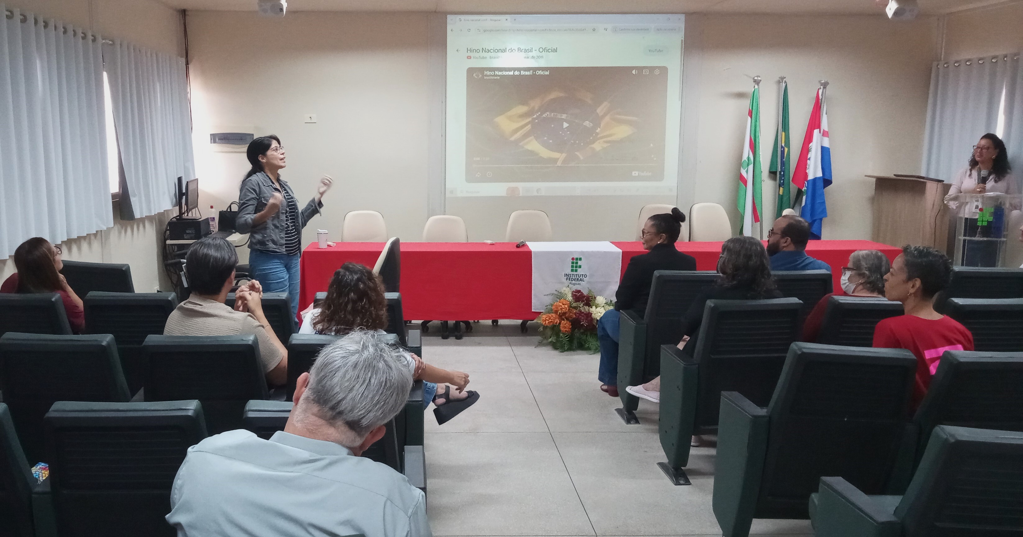 Apresentação da mestranda Lívia Teixeira